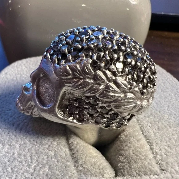 VIVIENNE WESTWOOD 925 SILVER SKULL RING W/SWAROVSKI CRYSTALS, SZ. 6,  & BOX! - Picture 4 of 7